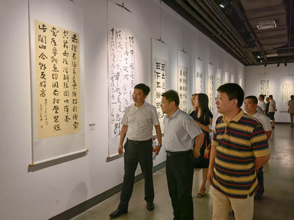 汪碧刚（左）陪同北京市房山区人大常委会副主任齐文东（中）参观展览